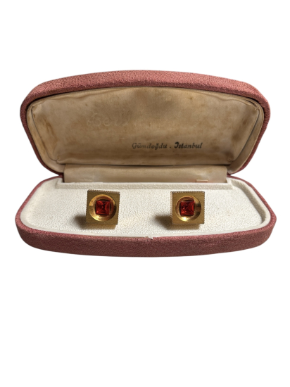 Kırmızı Taş Detaylı Kare Form Kol Düğmesi 