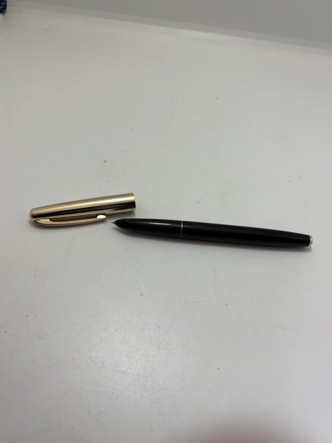 ALTIN TONLU KAPAKLI SİYAH GÖVDE DOLMA KALEM