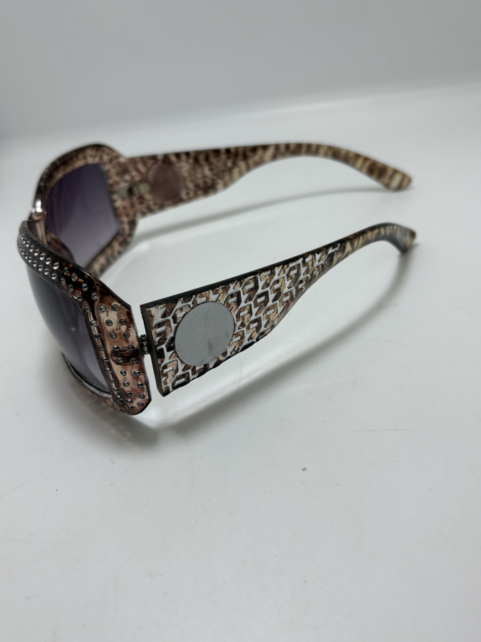 TAŞ DETAYLI DESENLİ PLASTİK ÇERÇEVELİ GÜNEŞ GÖZLÜĞÜ