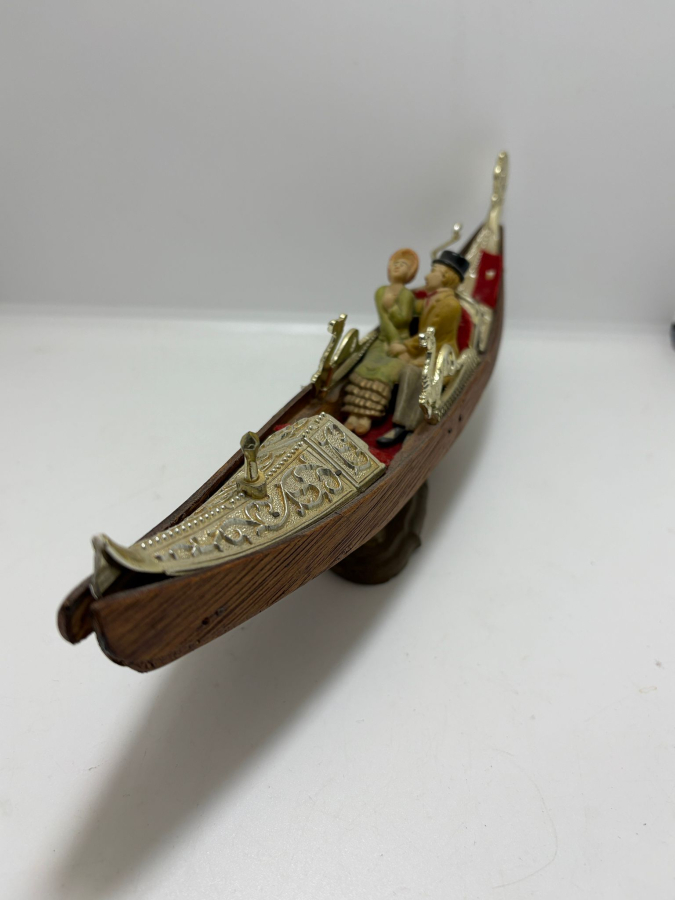 “VENEZIA” Etiketli Gondol Figürü – Vintage Venedik Temalı Dekoratif Obje