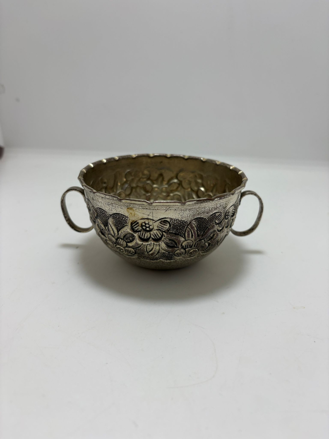 Çift Kulplu Gümüş Kaplama Servis Kâsesi – Kabartma Floral Dekor